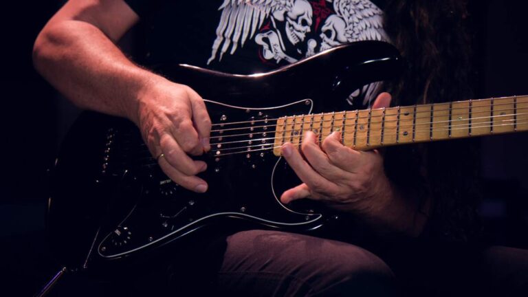 Edu Ardanuy tocando sua guitarra stratocaster da marca Tagima