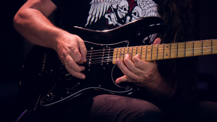 Guitarload-Entrevista-Edu-Ardanuy-3 Edu Ardanuy tocando sua guitarra stratocaster da marca Tagima