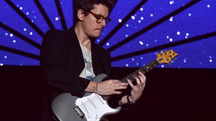 Dave Chappelle and John Mayer: Controlled Danger John Mayer se apresentando no palco com sua guitarra signature da PRS