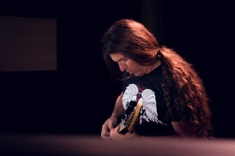 Edu Ardanuy tocando sua guitarra stratocaster da marca Tagima