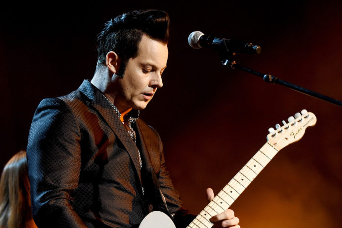 Jack-White Jazk White tocando guitarra