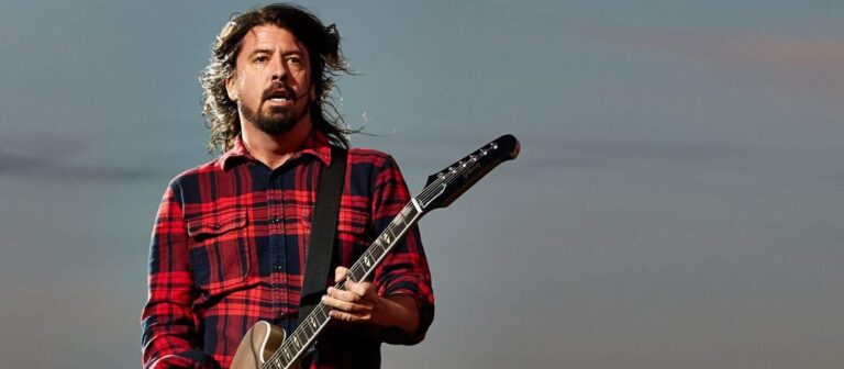 Dave Grohl tocando guitarra ao vivo