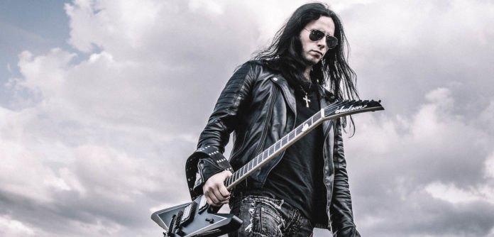 gus-g-banda-ozzy Gus G. segurando uma guitarra Jackson