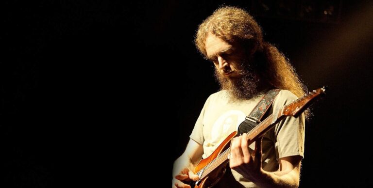 Guthrie Govan tocando guitarra