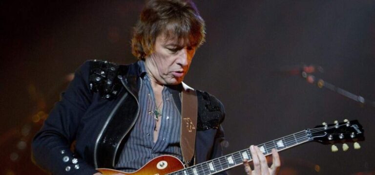 Richie Sambora tocando guitarra