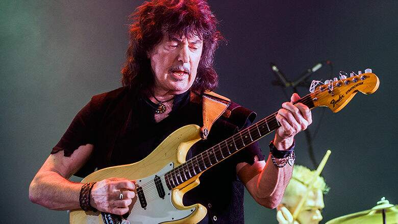 Ritchie Blackmore tocando uma guitarra Fender Stratocaster