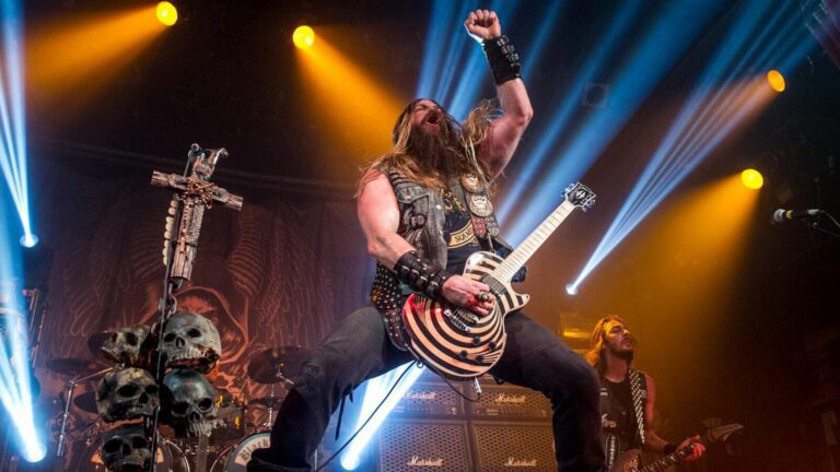 Zakk Wylde tocando guitarra ao vivo