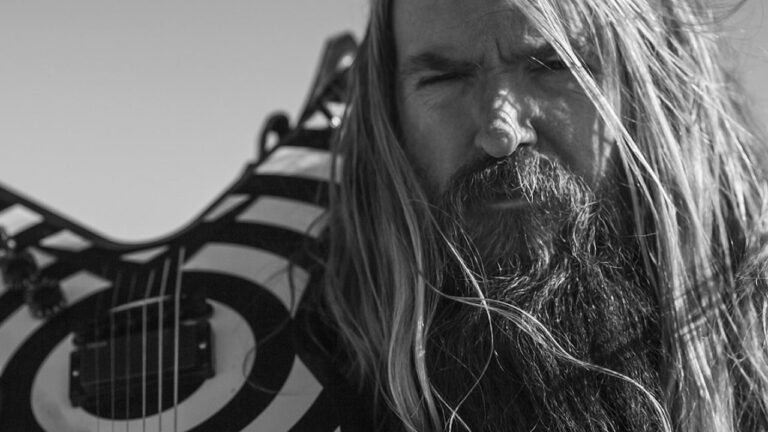 Zakk Wylde posando com sua guitarra