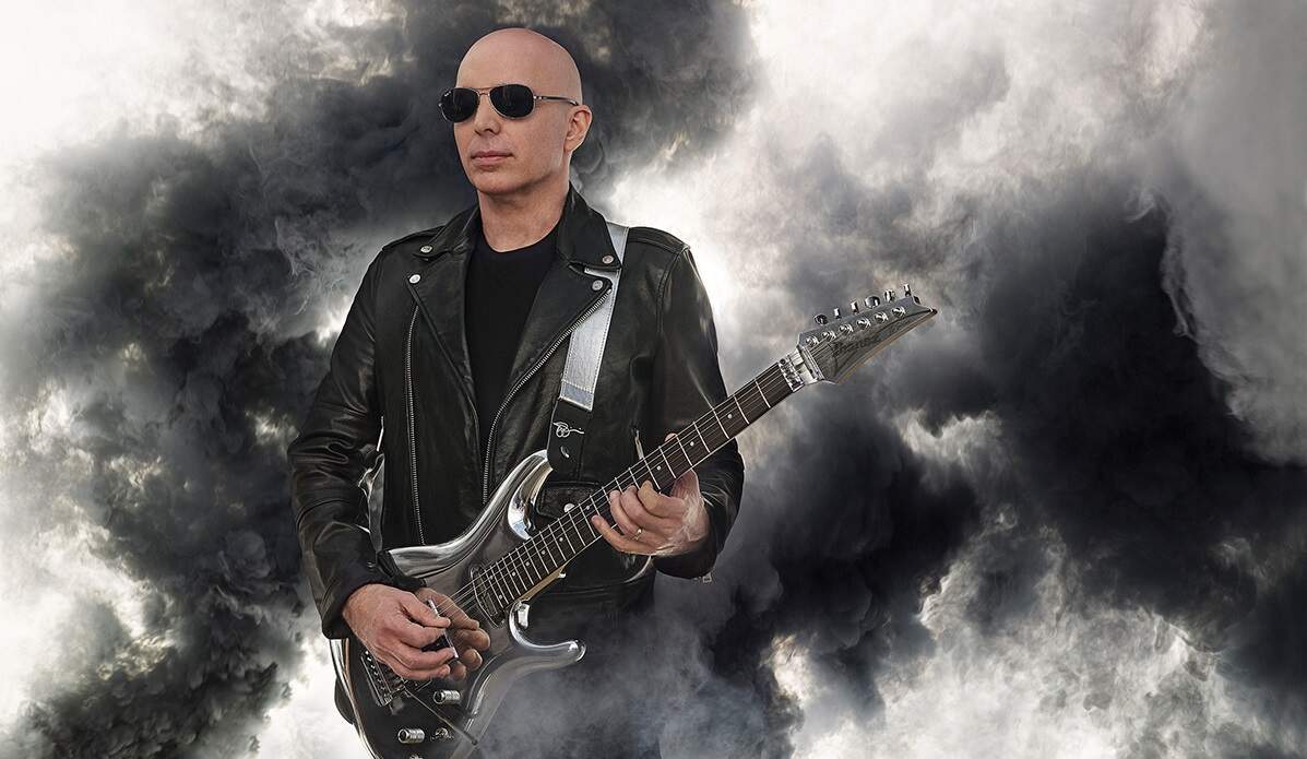 Joe Satriani em uma nuvem de fumaça