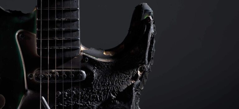 Guitarra carbonizada