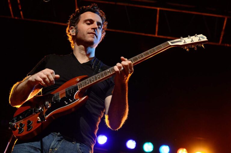 Dweezil Zappa tocando uma Gibson SG