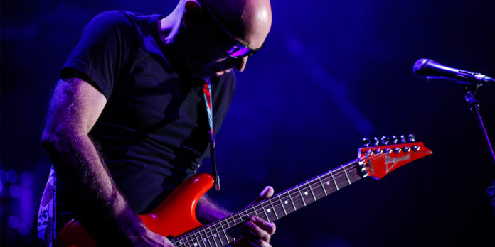 joe-satriani Joe Satriani tocando ao vivo