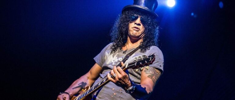 Slash tocando ao vivo