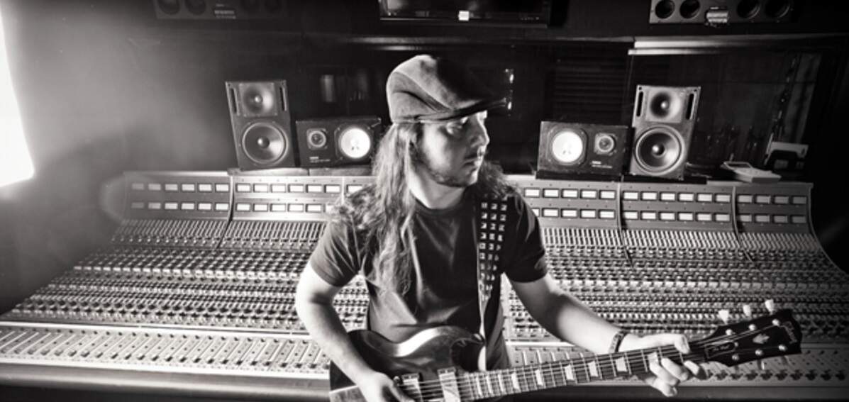 Guitarrista Daron Malakian no estúdio