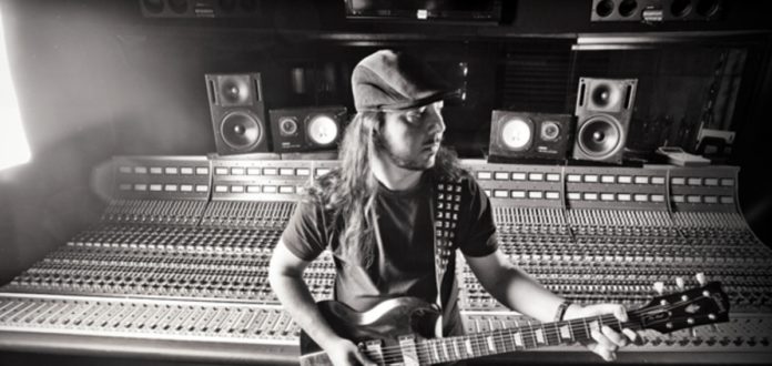 daron-malakian.jpg Guitarrista Daron Malakian no estúdio