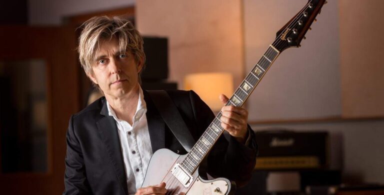 Eric Johnson com uma guitarra Gibson Firebird