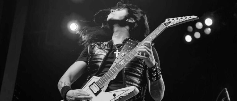 Guitarrista Gus G.