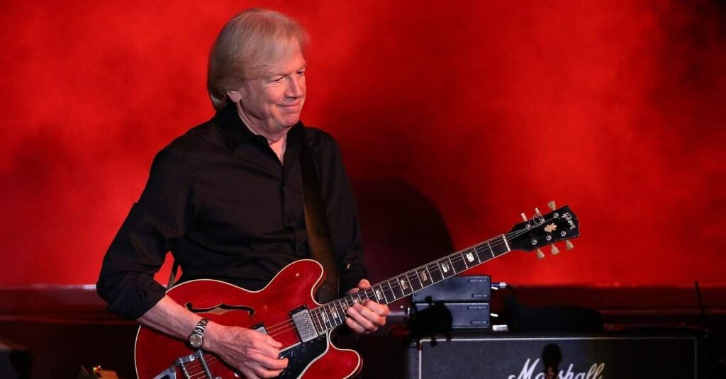 Justin Hayward: “Passar o som com volume alto é sempre um desastre” Justin Hayward tocando uma guitarra Gibson 335 vermelha