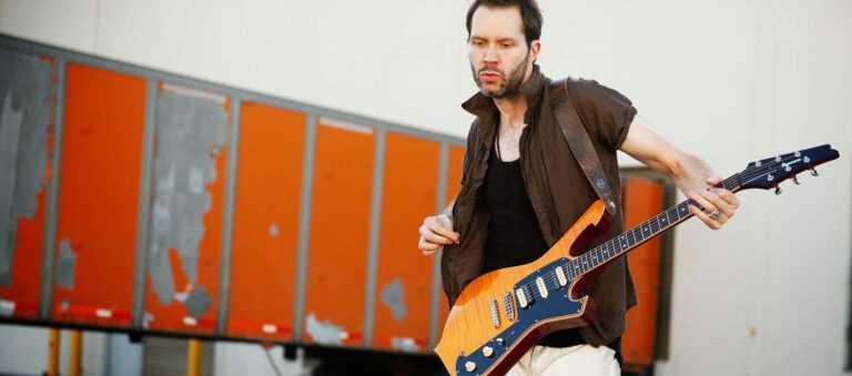 Paul Gilbert posando para foto