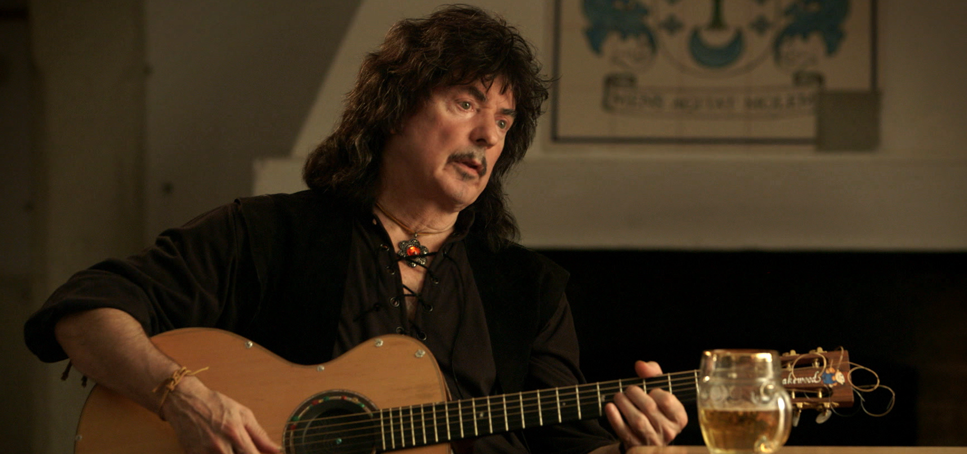 Ritchie Blackmore tocando violão