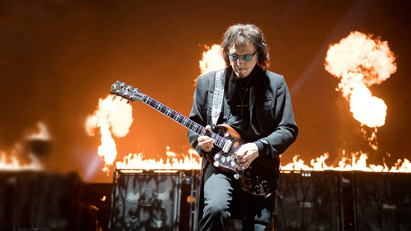 Tony Iommi tocando guitarra no palco