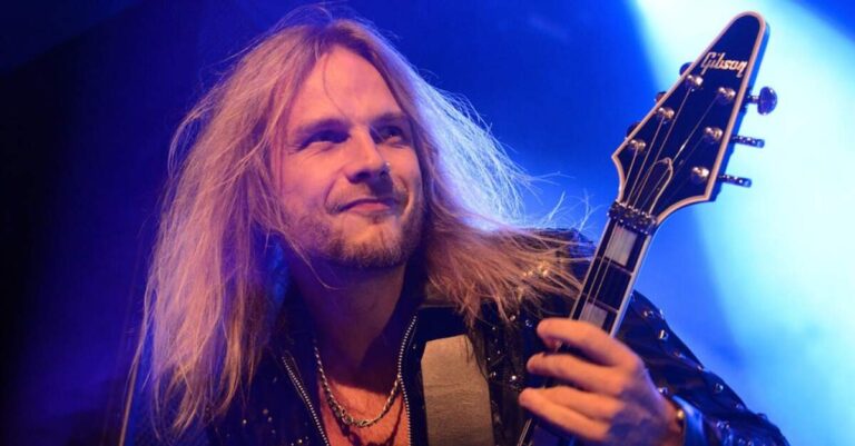 Richie Faulkner, do Judas Priest, tocando guitarra