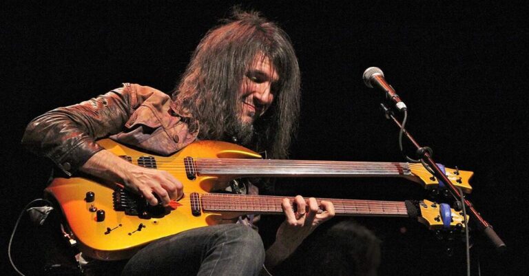 Bumblefoot tocando uma guitarra de dois braços