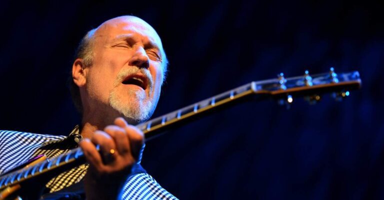 John Scofield tocando guitarra