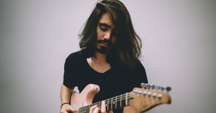 mateus-asato Mateus Asato tocando uma Stratocaster