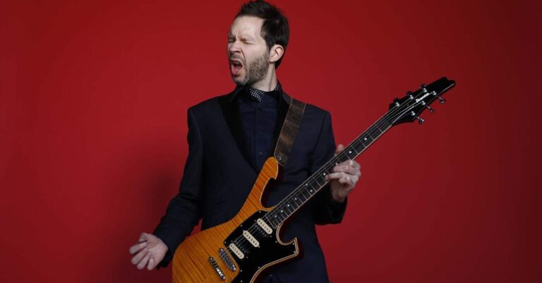 Paul Gilbert tocando guitarra