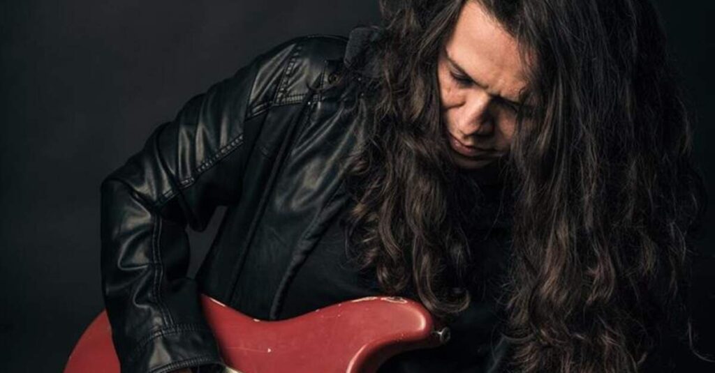 Ricardo Marins tocando guitarra