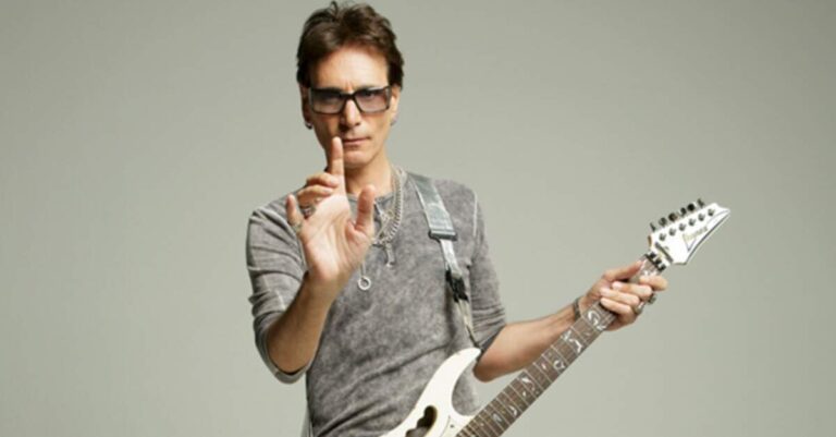 Steve Vai posando para foto