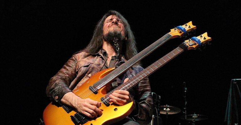 Bumblefoot tocando uma guitarra de dois braços