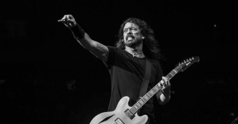 Dave Grohl tocando guitarra ao vivo