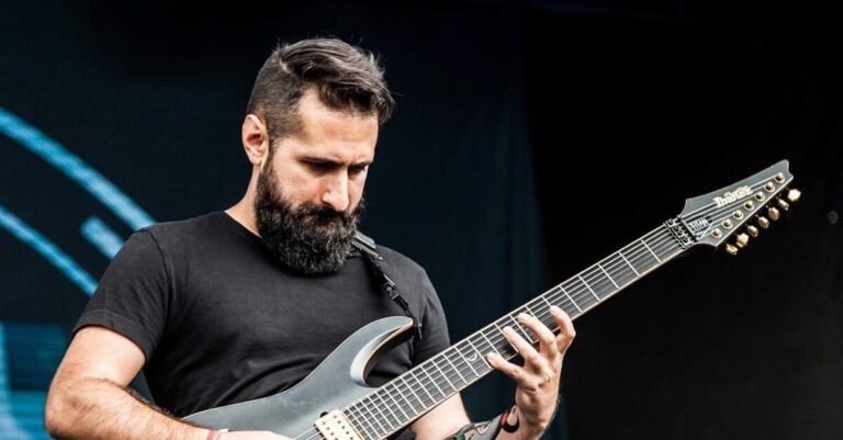 Jake Bowen tocando uma guitarra Ibanez ao vivo