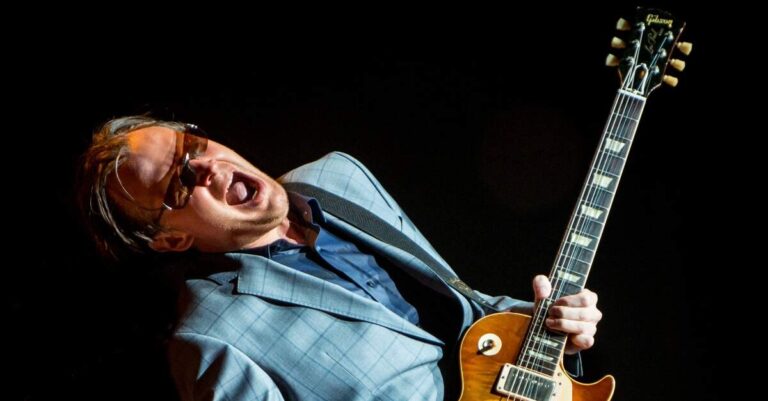 Joe Bonamassa tocando com uma Gibson Les Paul