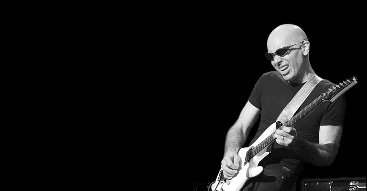 Joe Satriani tocando guitarra ao vivo
