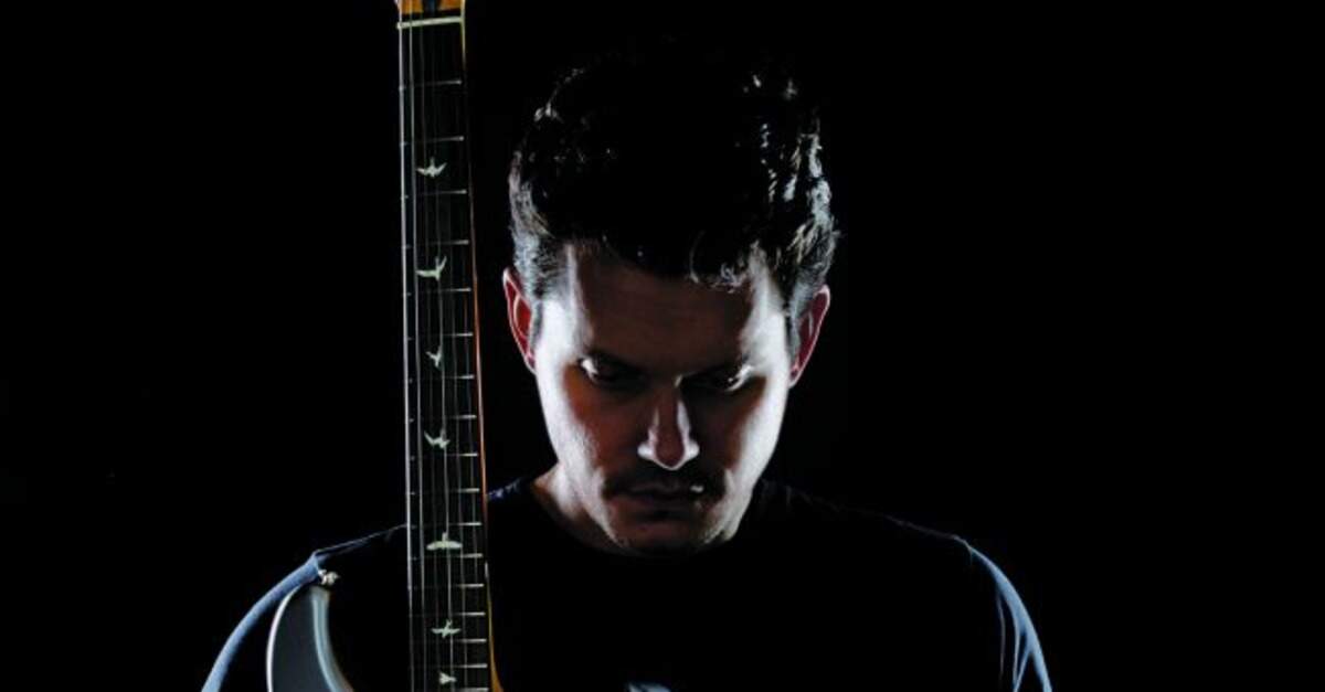 John Mayer segurando uma guitarra PRS