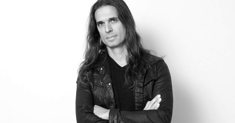 Kiko Loureiro posando para foto