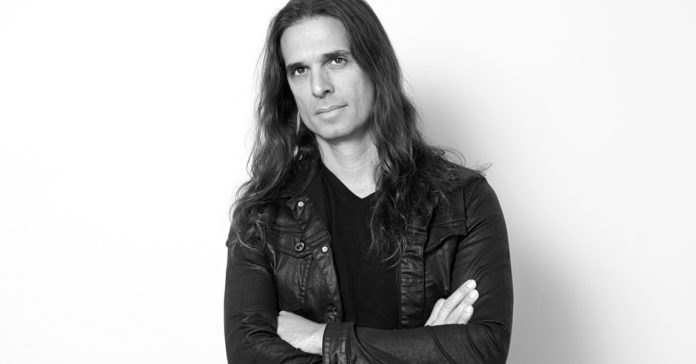 kiko-loureiro Kiko Loureiro posando para foto