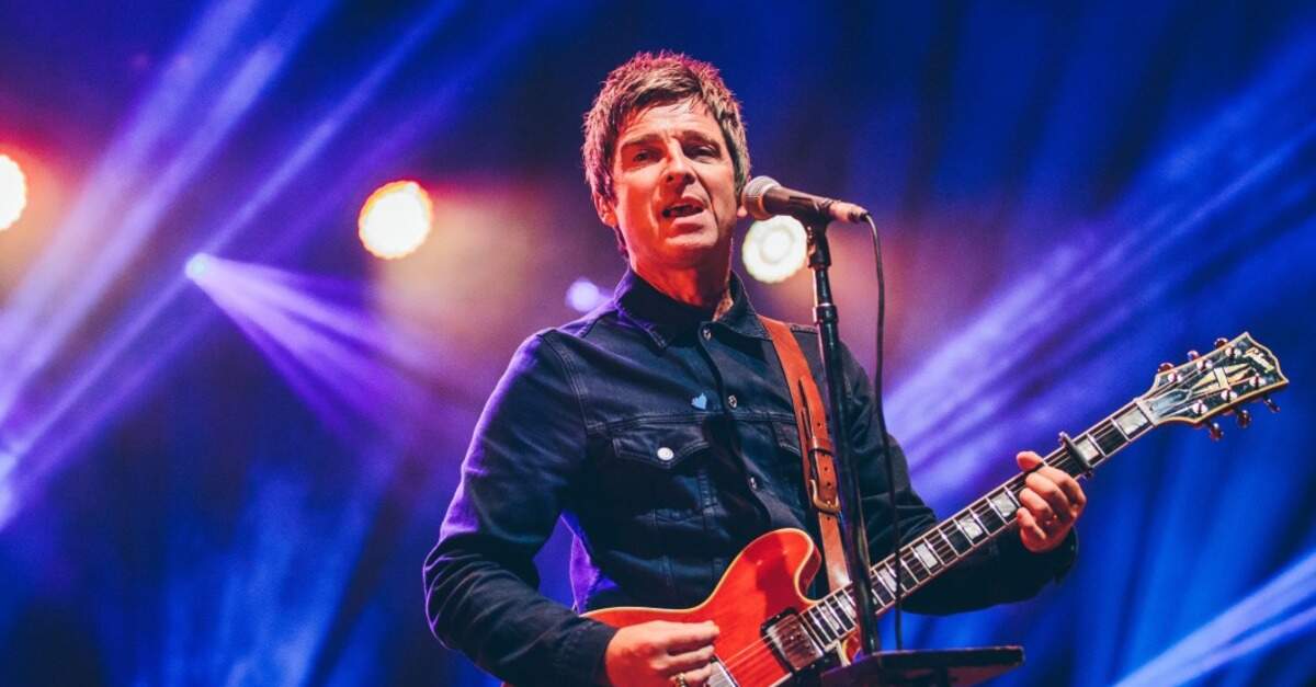 Noel Gallagher tocando guitarra ao vivo