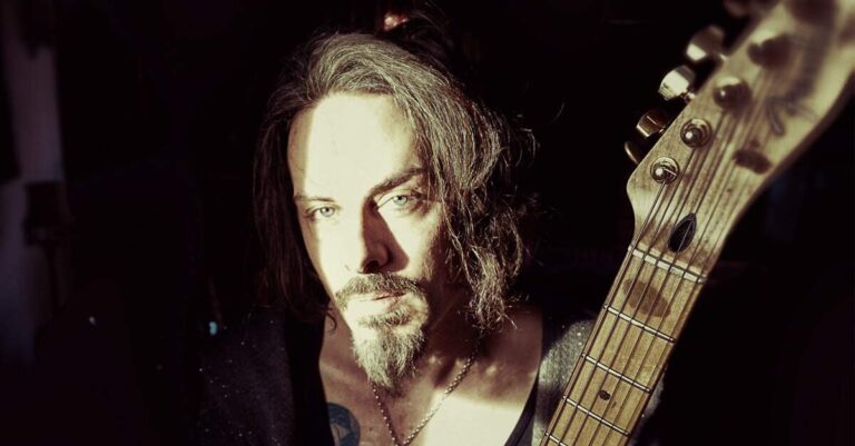 Richie Kotzen segurando uma Fender Telecaster