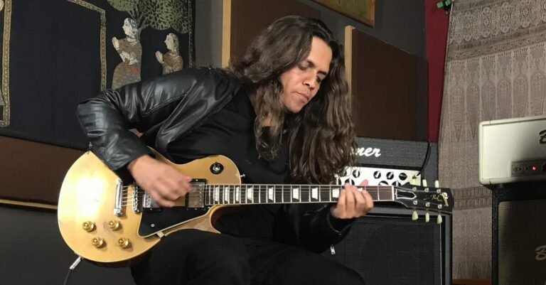 Ricardo Marins tocando uma Les Paul