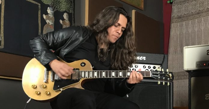 ricardo-marins Ricardo Marins tocando uma Les Paul