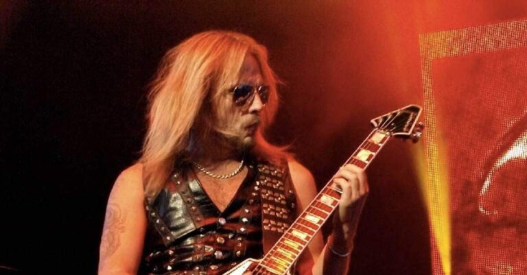 Richie Faulkner tocando guitarra ao vivo