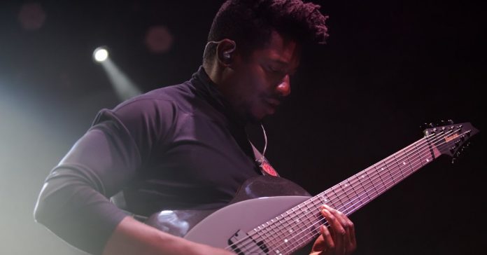 tosin-abasi Tosin Abasi fazendo slap na guitarra