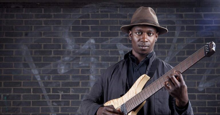 Tosin Abasi posando para foto