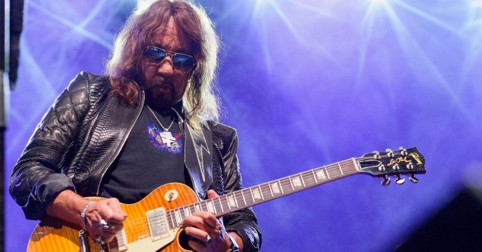 Ace-Frehley Ace Frehley tocando uma Les Paul ao vivo