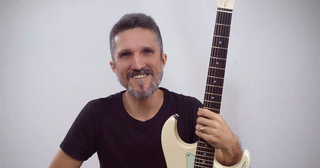 Foto posada do guitarrista Mazin Silva, vencedor do Samsung E-Festival Instrumental 2018