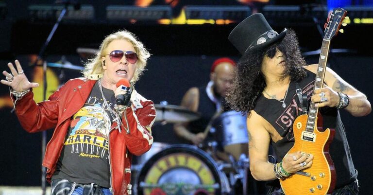 Slash ao lado de Axl Rose